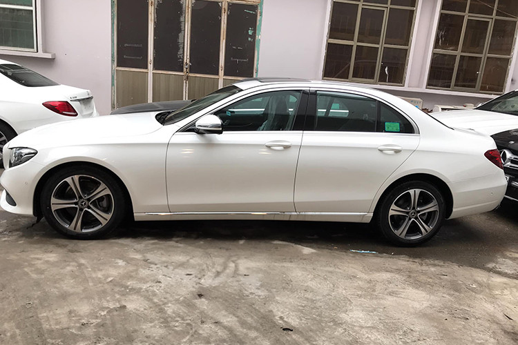 Bên cạnh việc bổ sung thêm phiên bản E350, hãng xe Mercedes-Benz cũng cập nhật thêm cho biến thể E250 2019 với bộ mâm 2 tông màu tương phản mới, có thiết kế 5 chấu đơn và kích thước 18 inch.
