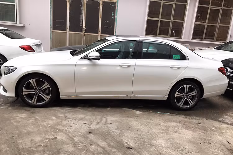 Bên cạnh việc bổ sung thêm phiên bản E350, hãng xe Mercedes-Benz cũng cập nhật thêm cho biến thể E250 2019 với bộ mâm 2 tông màu tương phản mới, có thiết kế 5 chấu đơn và kích thước 18 inch.
