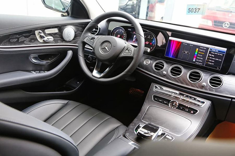 Ở bên trong, chiếc sedan hạng sang mang thương hiệu Đức này sở hữu vô lăng thiết kế mới với phần chấu to bản hơn, có phím điều khiển âm lượng kiểu bàn lăn hiện đại tương tự như loại đang có mặt trên rất nhiều dòng xe mới của Mercedes-Benz toàn cầu như A-Class 2019. 