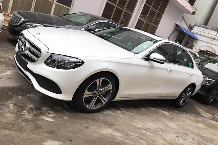 Phiên bản 2019 của mẫu xe sang Mercedes-Benz E-Class nâng cấp cho thị trường Việt Nam sẽ được cập nhật một số thay đổi. Đáng chú ý là xe sẽ được phân phối với 3 phiên bản: E200, E250 và E350.
