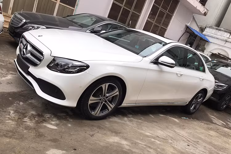 Phiên bản 2019 của mẫu xe sang Mercedes-Benz E-Class nâng cấp cho thị trường Việt Nam sẽ được cập nhật một số thay đổi. Đáng chú ý là xe sẽ được phân phối với 3 phiên bản: E200, E250 và E350.