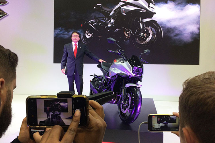 Tại triển lãm Intermot Motorcycle Show 2018 đang diễn ra ở Đức, Suzuki vừa mang đến mẫu xe Katana với kiểu dáng độc đáo - hoài cổ kết hợp với tương lai. Với mẫu xe môtô Suzuki Katana 2019, hãng xe Nhật Bản tham vọng sẽ cải thiện thị phần của mình trong phân khúc môtô 1.000cc vốn đang là sân chơi của các đối thủ đồng hương.