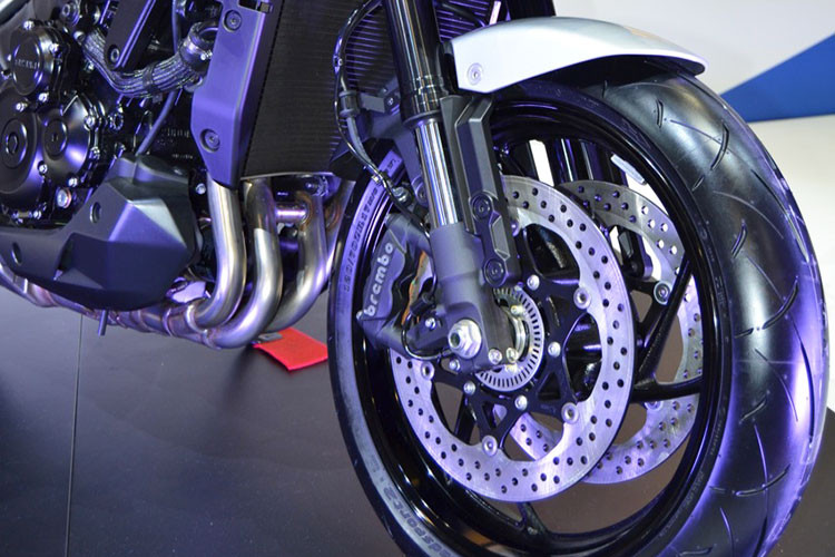 Phần đuôi của chiếc xe môtô thể thao mới nhà Suzuki được cắt ngắn và vuốt cao giúp Katana 2019 trông năng động và thể thao hơn. Chắn bùn tích hợp nơi gắn biển số được lắp thẳng vào gắp đang là xu hướng hiện nay.