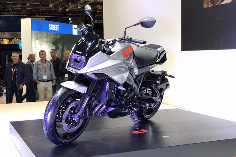 Tương tự chiếc Suzuki Katana 1981, phiên bản Katana 2019 cũng được chấp bút tại châu Âu bởi nhà thiết kế Rodolfo Frascoli. Từng thành công với nhiều thương hiệu danh tiếng như Moto Guzzi hay Triumph, Frascoli đã tái hiện được hình ảnh của huyền thoại GSX-1100S Katana lên trên mẫu xe mới.