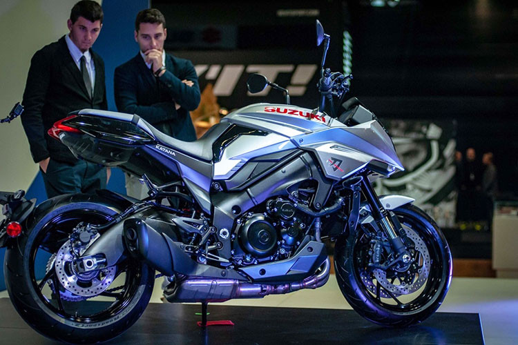 Khách hàng có thể nâng cấp chiếc Katana 2019 với nhiều tùy chọn khác nhau như kẹp phanh Brembo sơn đỏ, ốp máy bằng sợi carbon, kính chắn gió tối màu, yên xe thêu logo Katana bằng chỉ đỏ, sưởi ấm tay lái, bảo vệ bình xăng... nhằm giúp cho chiếc xe của mình cá tính hơn.