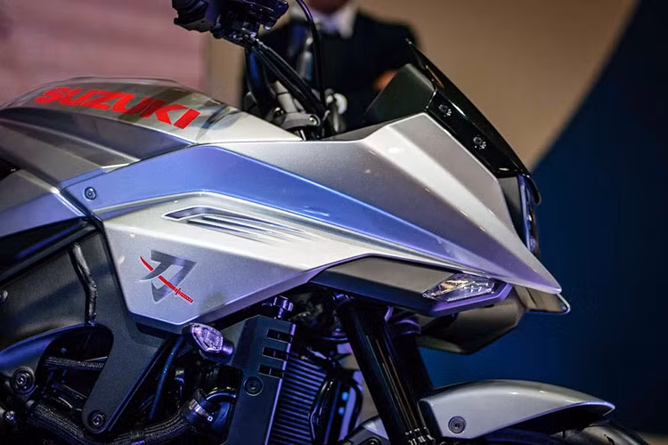 Bình xăng của mẫu xe này sở hữu những đường cắt sâu và logo Suzuki lớn ở hai bên được bê nguyên từ chiếc xe môtô GSX-1100S Katana trước đây lắp sang. Để có được thiết kế này, bình xăng trên Katana 2019 chỉ còn 12 lít - con số khá khiêm tốn đối với một mẫu xe 1.000 cc hiện nay.