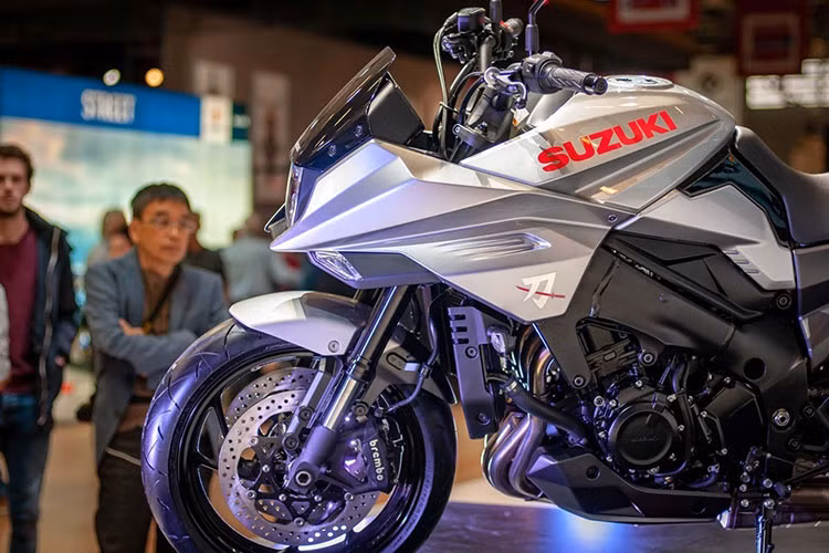 Suzuki Katana 2019 mới được trang bị giảm xóc trước dạng upside down của KYB với đường kính trụ 43 mm có thể điều chỉnh tải trọng. Phuộc sau cũng có thể tùy chỉnh được tải trọng. Hệ thống phanh đĩa phía trước sử dụng cặp kẹp phanh Brembo monoblock 4 piston chia sẻ từ chiếc GSX-R1000 đi kèm công nghệ ABS.