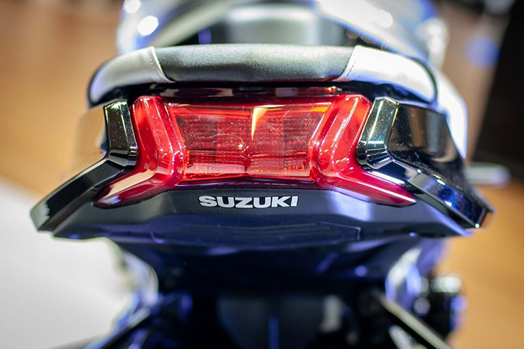 Bảng đồng hồ của xe với màn hình LCD đơn sắc được lấy từ chiếc superbike GSX-R1000 nhưng được cài đặt giao diện riêng cho Katana 2019. Tương tự những chiếc Suzuki khác, đáng chú ý - Katana 2019 cũng sở hữu công nghệ hỗ trợ khởi động - Easy Start System đặc trưng.