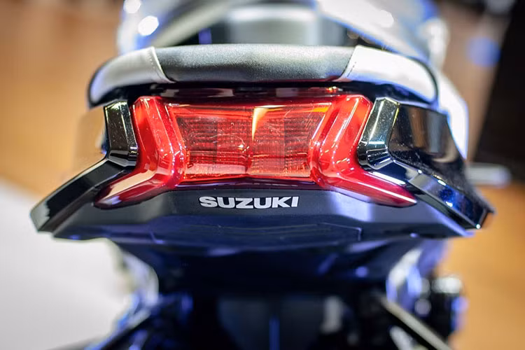 Bảng đồng hồ của xe với màn hình LCD đơn sắc được lấy từ chiếc superbike GSX-R1000 nhưng được cài đặt giao diện riêng cho Katana 2019. Tương tự những chiếc Suzuki khác, đáng chú ý - Katana 2019 cũng sở hữu công nghệ hỗ trợ khởi động - Easy Start System đặc trưng.