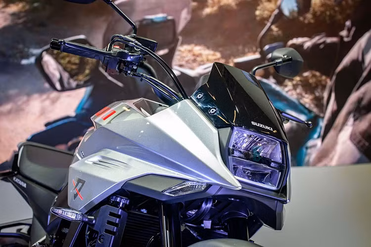 Ở đầu xe, Katana mới sở hữu thiết kế hình nêm, đèn pha hình vuông kết hợp với kính chắn gió thấp mang cảm hứng từ mẫu xe tiền bối. Toàn bộ hệ thống đèn chiếu sáng và tín hiệu trên xe đều sử dụng công nghệ LED.