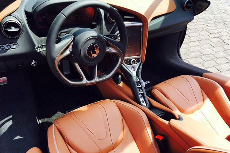 Là một mẫu xe thể thao sang trọng đến từ Anh quốc, không lạ lẫm khi siêu phẩm McLaren 720S sở hữu một không gian nội thất tràn ngập da cao cấp, da lộn và carbon. Không những thế, để phục tụ tối đa cho sự thư giãn của người lái, McLaren 720S còn được trang bị cả hệ thống âm thanh 12 loa "hàng hiệu" Bower &amp; Wilkins...