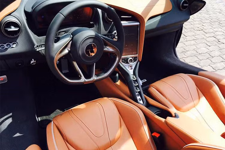 Là một mẫu xe thể thao sang trọng đến từ Anh quốc, không lạ lẫm khi siêu phẩm McLaren 720S sở hữu một không gian nội thất tràn ngập da cao cấp, da lộn và carbon. Không những thế, để phục tụ tối đa cho sự thư giãn của người lái, McLaren 720S còn được trang bị cả hệ thống âm thanh 12 loa "hàng hiệu" Bower &amp; Wilkins...