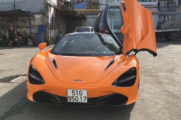McLaren 720S thứ 5 tại Việt Nam sở hữu bộ mâm 5 chấu kép sơn màu đen nhám đồng điệu với màu đèn chiếu sáng trung tâm. Thêm vào đó, để gia tăng tối đa tính thể thao và cũng góp phần "giảm cân" triệt để cho 720S, McLaren trang bị trên mẫu xe này rất nhiều chi tiết bằng sợi carbon.
