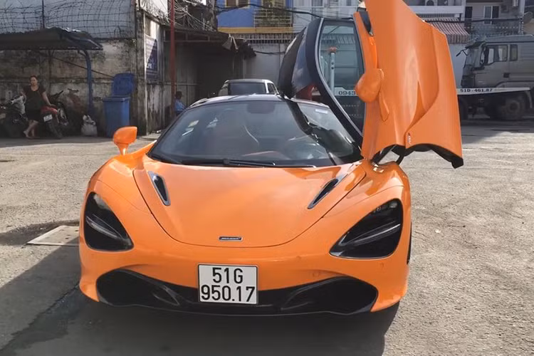 McLaren 720S thứ 5 tại Việt Nam sở hữu bộ mâm 5 chấu kép sơn màu đen nhám đồng điệu với màu đèn chiếu sáng trung tâm. Thêm vào đó, để gia tăng tối đa tính thể thao và cũng góp phần "giảm cân" triệt để cho 720S, McLaren trang bị trên mẫu xe này rất nhiều chi tiết bằng sợi carbon.