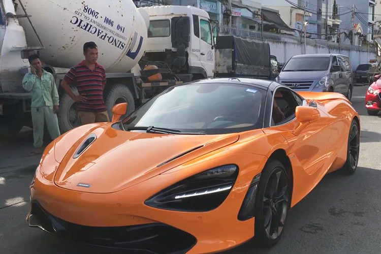 McLaren 720S sử dụng khối động cơ V8, tăng áp kép, dung tích 4.0 lít mới, tạo ra công suất tối đa 720 mã lực tại vòng tua máy 7.000 vòng/phút và mô-men xoắn cực đại 770 Nm tại vòng tua máy 5.500 vòng/phút.