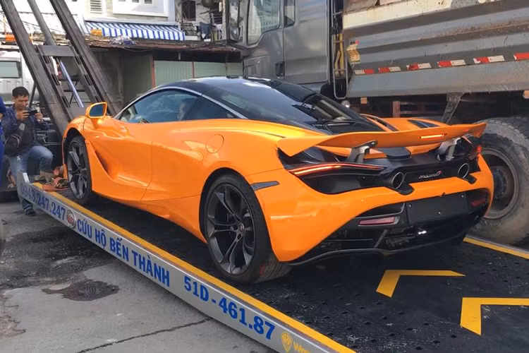 Theo tìm hiểu, siêu phẩm McLaren 720S thứ 5 tại Việt Nam thuộc sở hữu của doanh nhân Nguyễn Quốc Cường - hay còn gọi với cái tên đại gia siêu xe Cường Đô la. Nhiều khả năng, lý do chiếc McLaren 720S này được gấp rút đi đăng ký biển số là vì để kịp thời gian tham dự hành trình siêu xe Car&amp;Passion 2019 sắp diễn ra tại Hà Nội.