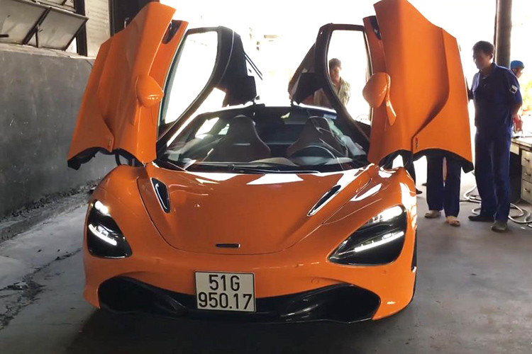 Mức giá siêu xe McLaren 720S tại thị trường nước ngoài là 208.600 Bảng (tương đương 5,8 tỷ đồng). Nếu lăn bánh trên đường phố Việt Nam với biển trắng (đóng đầy đủ thuế, phí), chủ nhân của siêu xe McLaren 720S mới này sẽ phải bỏ ra số tiền không dưới 18,6 tỷ đồng.