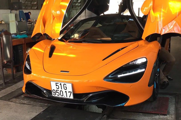 Siêu phẩm McLaren 720S thứ 5 tại Việt Nam sở hữu "bộ cánh" màu cam Orange vô cùng nổi bật cùng nóc xe sơn đen tương phản cho cái nhìn thể thao và cá tính. Ngoài ra, bộ cửa mở kiểu cánh chim cũng góp phần không nhỏ nhằm kiến tạo sự độc đáo và quyến rũ cho McLaren 720S.