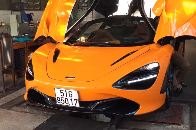Siêu phẩm McLaren 720S thứ 5 tại Việt Nam sở hữu "bộ cánh" màu cam Orange vô cùng nổi bật cùng nóc xe sơn đen tương phản cho cái nhìn thể thao và cá tính. Ngoài ra, bộ cửa mở kiểu cánh chim cũng góp phần không nhỏ nhằm kiến tạo sự độc đáo và quyến rũ cho McLaren 720S.
