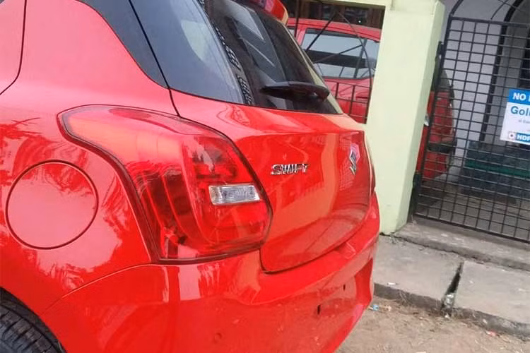 Cụm đèn pha của xe sẽ là dạng tự động, sử dụng bóng LED thay cho loại Halogen trước đây. Cả hai biến thể Z và Z+ đều sẽ được trang bị hệ thống điều khiển khí hậu vùng độc lập. Ấn tượng nhất chính là ở thế hệ mới, tay nắm cửa sau gắn sát trên nóc của trần xe.