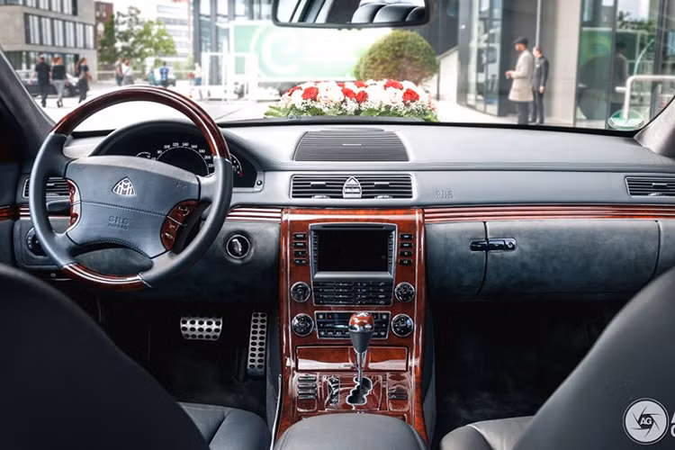 Maybach 62S Zeppelin được trang bị hệ thống dẫn đường, có khả năng nhận diện giọng nói, điều hòa 4 vùng độc lập, rèm che nắng điều chỉnh điện phía sau...