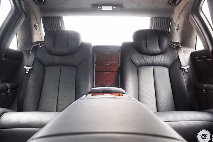 Bên cạnh đó, Maybach 62S Zeppelin còn được trang bị hệ thống âm thanh Hi-end, 21 loa Bose. Hàng ghế trước sau có chức năng massage, sưởi...