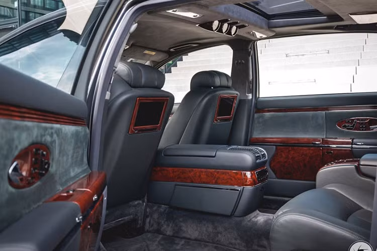 Mẫu sedan siêu sang của Maybach sở hữu nhiều trang bị, tiện nghi cao cấp. Nội thất bọc da đắt tiền và ốp loại gỗ thường sử dụng để sản xuất đàn piano. 