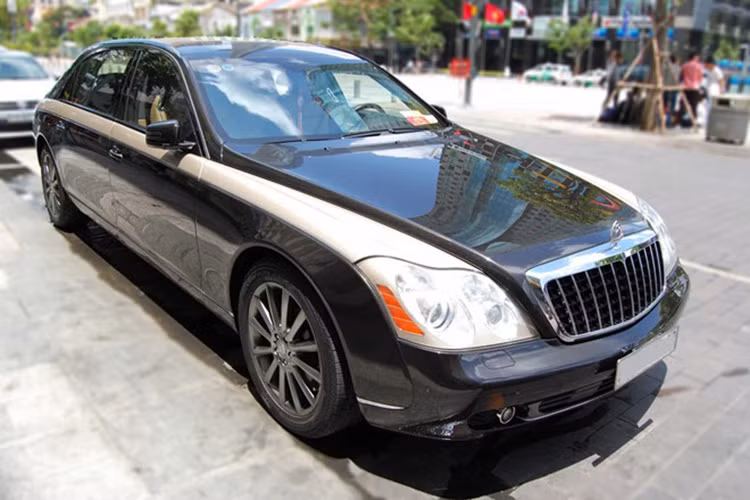 Chiếc Maybach 62S Zeppelin xuất hiện trong bài được chụp tại phố đi bộ đường Nguyễn Huệ TP HCM, xe đã ra biển trắng 51A - tức là đã đóng đủ các loại thuế phí cần thiết.