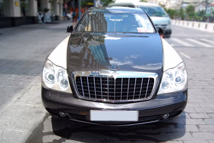  Siêu xe Maybach 62S Zeppelin có số lượng chỉ 2 chiếc tại Việt Nam. Maybach hiện đã không còn sản xuất xe, do đó những model siêu sang của thương hiệu Đức đều thuộc diện hàng hiếm. 