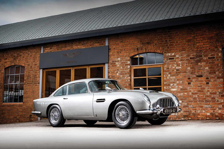 Phiên bản "hồi sinh" hoàn chỉnh của mẫu siêu xe Aston Martin DB5 sẽ đến tay khách hàng trong vài tháng tới. Chiếc đầu tiên ra lò sẽ được bán đấu giá bởi tổ chức chuyên đấu giá RM Sotheby's. Chiếc DB5 sẽ được bán đấu giá vào ngày 15/8 và được hy vọng sẽ mang về số tiền cao nhất ở mức 6 triệu USD (khoảng 13,9 tỷ đồng).