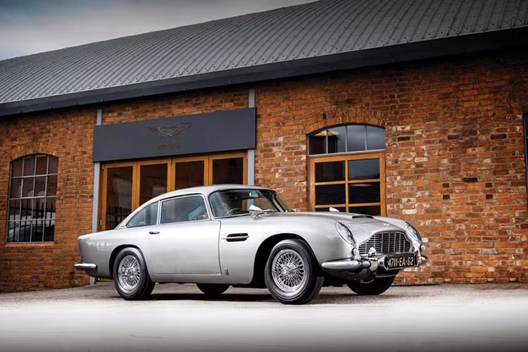 Phiên bản "hồi sinh" hoàn chỉnh của mẫu siêu xe Aston Martin DB5 sẽ đến tay khách hàng trong vài tháng tới. Chiếc đầu tiên ra lò sẽ được bán đấu giá bởi tổ chức chuyên đấu giá RM Sotheby's. Chiếc DB5 sẽ được bán đấu giá vào ngày 15/8 và được hy vọng sẽ mang về số tiền cao nhất ở mức 6 triệu USD (khoảng 13,9 tỷ đồng).