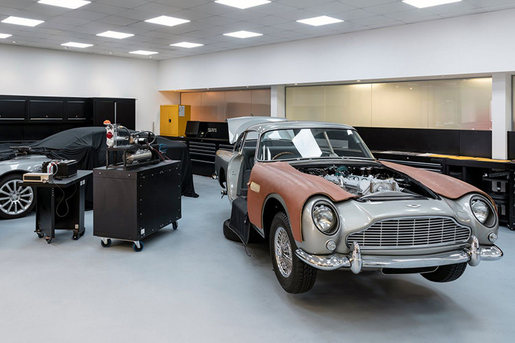 Aston Martin DB5 của 007 là chiếc xe đồng hành cùng điệp viên này trong phim "Goldfinger" năm 1964. Ngoài việc tái hiện lại kiểu dáng, chiếc DB5 mới này còn được trang bị "đồ chơi" tương tự trong phim như súng máy mô phỏng, hệ thống phun khói phía sau, phun dầu trơn phía trước, cơ cấu thay đổi biển số trước/sau và kính chống đạn.