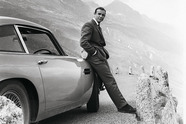 Tất cả 25 chiếc Aston Martin DB5 dựng mới đều mang màu sơn bạc Silver Birch, giống với màu nguyên bản trong "Goldfinger". Sau khi chiếc đầu tiên được bán đấu giá, 24 chiếc còn lại sẽ đến tay khách hàng đã đặt trước với giá 3,5 triệu USD (tương đương khoảng 8,12 tỷ đồng).