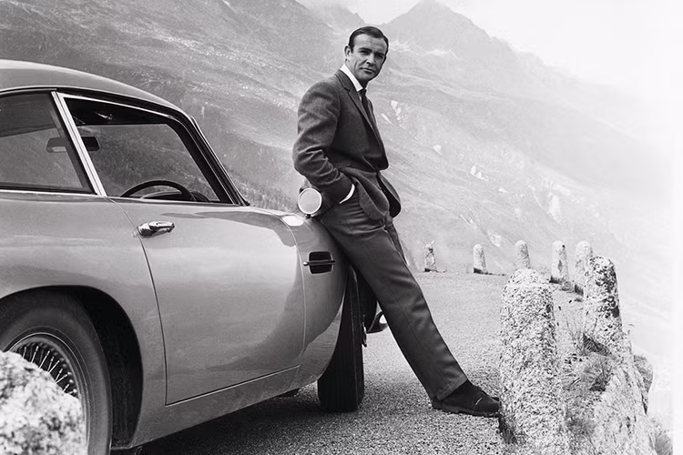 Tất cả 25 chiếc Aston Martin DB5 dựng mới đều mang màu sơn bạc Silver Birch, giống với màu nguyên bản trong "Goldfinger". Sau khi chiếc đầu tiên được bán đấu giá, 24 chiếc còn lại sẽ đến tay khách hàng đã đặt trước với giá 3,5 triệu USD (tương đương khoảng 8,12 tỷ đồng).