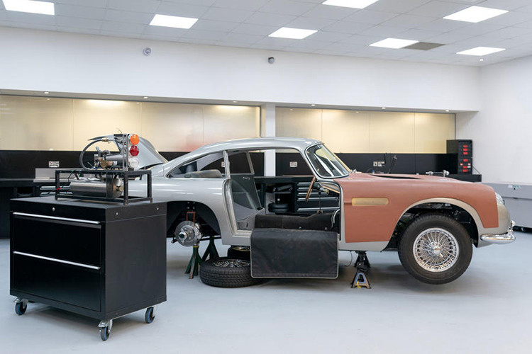 Năm 2018, hãng siêu xe Anh quốc đã công bố dự án sản xuất 25 chiếc Aston Martin DB5 "bản mô phỏng" của chiếc DB5 từng xuất hiện trong phim "Goldfinger". Toàn bộ 25 chiếc xe DB5 mới sẽ được trưng bày tại cơ sở Aston Martin Works ở Newport Pagnell, Buckinghamshire (Anh) - nơi sản xuất DB5 trong giai đoạn từ 1963 đến 1965.