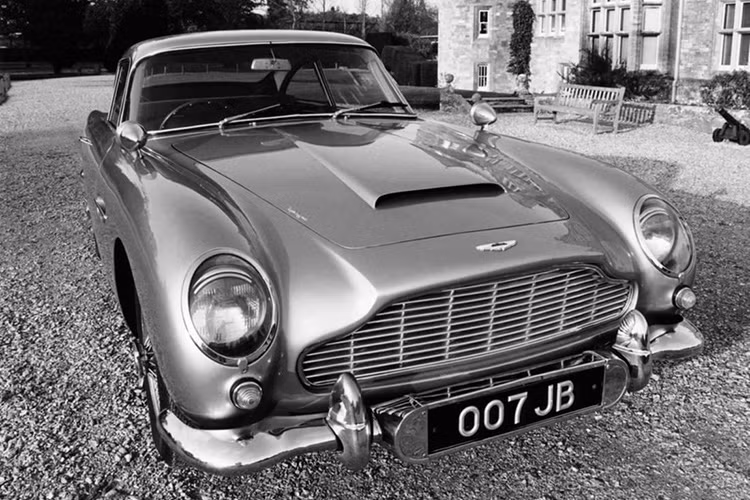 Aston Martin DB5 "bản gốc" được trang bị động cơ 6 xy-lanh, dung tích 4.0L, sản sinh công suất 282 mã lực và mô-men xoắn 379 Nm. Ra đời cách đây hơn 5 thập kỷ nhưng chiếc DB5 có thể tăng tốc 0-100 km/h trong 7,1 giây trước khi đạt vận tốc tối đa 283 km/h.