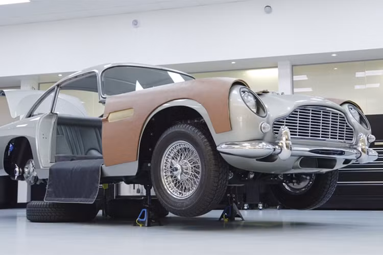 Quá trình mô phỏng lại chiếc DB5 trong "Goldfinger" có sự góp mặt của Chris Corbould, chuyên gia tạo hiệu ứng đặc biệt cho series phim James Bond. Chính ông là người thử nghiệm những món "đồ chơi" đi kèm trên xe Aston Martin DB5 đình đám năm nào.