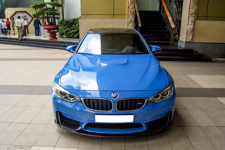 Những đường gân dập nổi cơ bắp ở nắp ca-pô cùng những hốc hút gió lớn, khí động học là đặc điểm dễ phân biệt so với phiên bản thường.