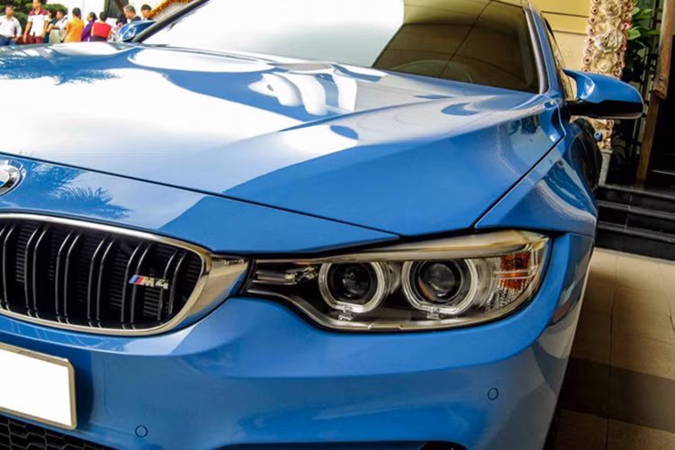 Đèn pha xenon với tính năng hỗ trợ pha cao (pha xa) tự động. Kiểu thiết kế mí mắt truyền thống vẫn được giữ lại trên M4. 