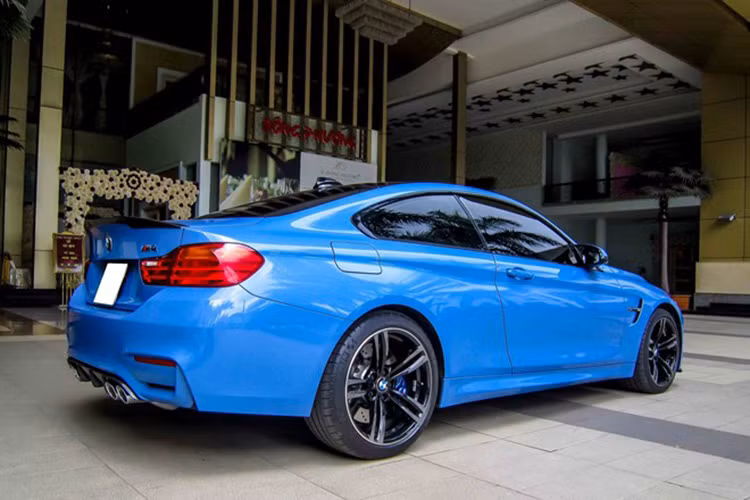 Mẫu xe này có tùy chọn phanh gốm với kẹp phanh màu vàng. Đây cũng là chiếc xe BMW M đầu tiên sử dụng hệ thống lái trợ lực điện tử.