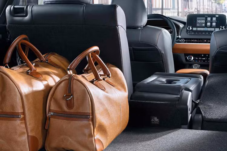 Công suất động cơ không thay đổi, với động cơ xăng 2.4L công suất 100kW/203Nm kết hợp với động cơ điện phía trước 85kW/255Nm và động cơ điện phía sau 100kW/195Nm. Tổng công suất hệ thống hiện là 302 mã lực. Dù thông số không đổi, Mitsubishi cam kết Mitsubishi Outlander 2025 có phản hồi lái nhanh nhạy hơn.