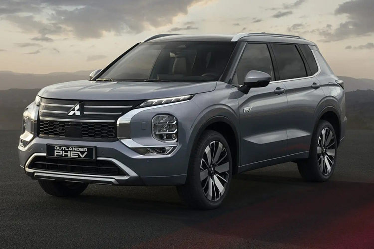 Xe sẽ chính thức mở bán từ xuân 2025 với giá dự kiến tăng nhẹ so với bản hiện hành. Mức giá xe Mitsubishi Outlander 2025 khởi điểm tham khảo của hãng đang là 28.395 USD (tương đương 699,6 triệu đồng).
