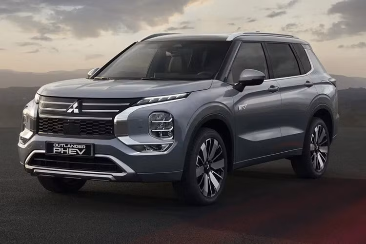 Xe sẽ chính thức mở bán từ xuân 2025 với giá dự kiến tăng nhẹ so với bản hiện hành. Mức giá xe Mitsubishi Outlander 2025 khởi điểm tham khảo của hãng đang là 28.395 USD (tương đương 699,6 triệu đồng).