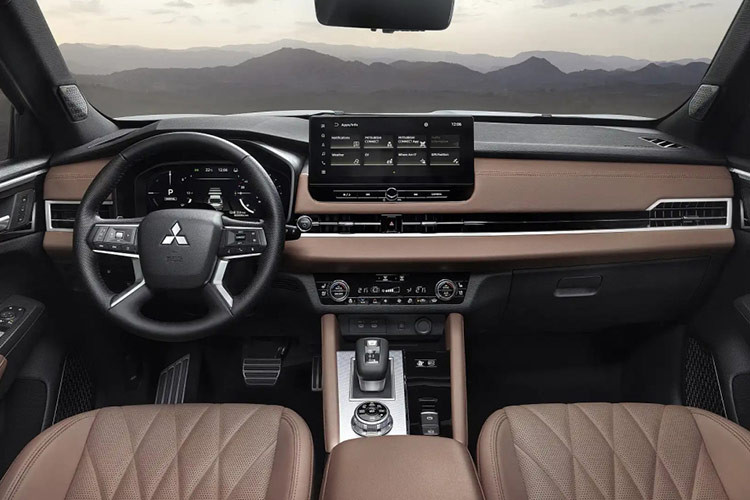 Nâng cấp bên trong cabin Mitsubishi Outlander 2025 có thể quan sát rõ hơn nhờ màn hình trung tâm 9 inch cũ nay nâng lên dòng 12,3 inch. Phần mềm mới được tích hợp vào trang bị này mang lại tốc độ xử lý nhanh hơn.