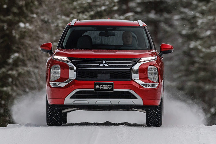 Mới đây, Mitsubishi Outlander 2025 mới đã chính thức ra mắt tại châu Âu với một số thay đổi đáng chú ý ở hệ truyền động và công nghệ cùng nâng cấp nhẹ về thiết kế.