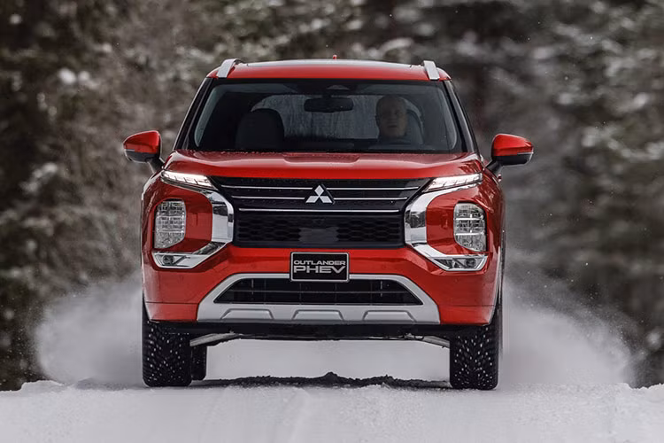 Mới đây, Mitsubishi Outlander 2025 mới đã chính thức ra mắt tại châu Âu với một số thay đổi đáng chú ý ở hệ truyền động và công nghệ cùng nâng cấp nhẹ về thiết kế.