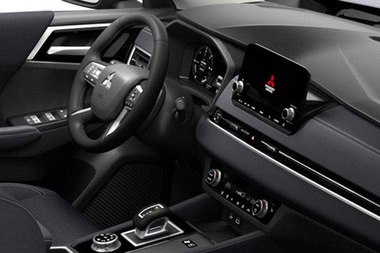 Android Auto nay hỗ trợ kết nối không dây thay vì yêu cầu dây nối như trước, Apple CarPlay trong khi đó đã hỗ trợ không dây sẵn. Các phiên bản cao cấp trên Mitsubishi Outlander 2025 thay dàn loa Bose hiện tại bằng 12 loa Yamaha.