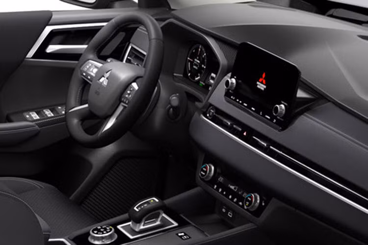 Android Auto nay hỗ trợ kết nối không dây thay vì yêu cầu dây nối như trước, Apple CarPlay trong khi đó đã hỗ trợ không dây sẵn. Các phiên bản cao cấp trên Mitsubishi Outlander 2025 thay dàn loa Bose hiện tại bằng 12 loa Yamaha.