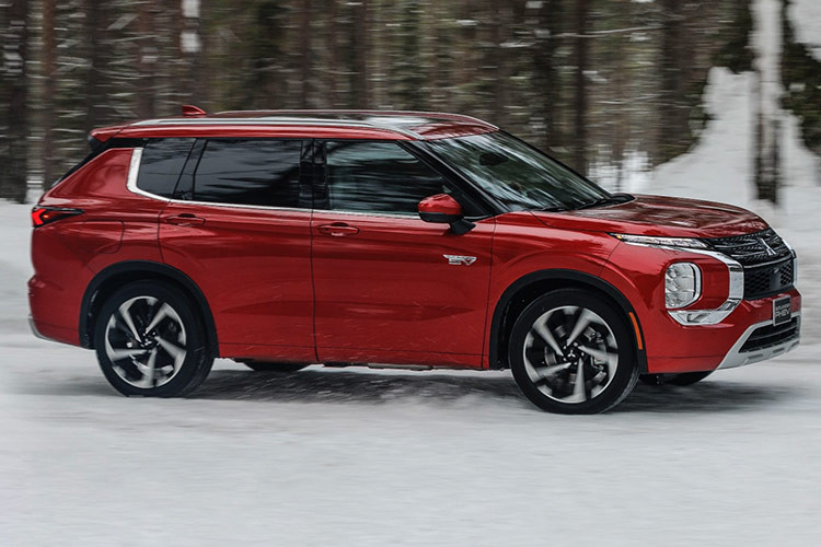 Để phân biệt với người tiền nhiệm, Mitsubishi Outlander 2025 sở hữu họa tiết mới tại tản nhiệt phía trên - khu vực nay có vẻ dùng nan chủ động đóng/mở để tối ưu khí động học hoặc tối ưu làm mát động cơ.