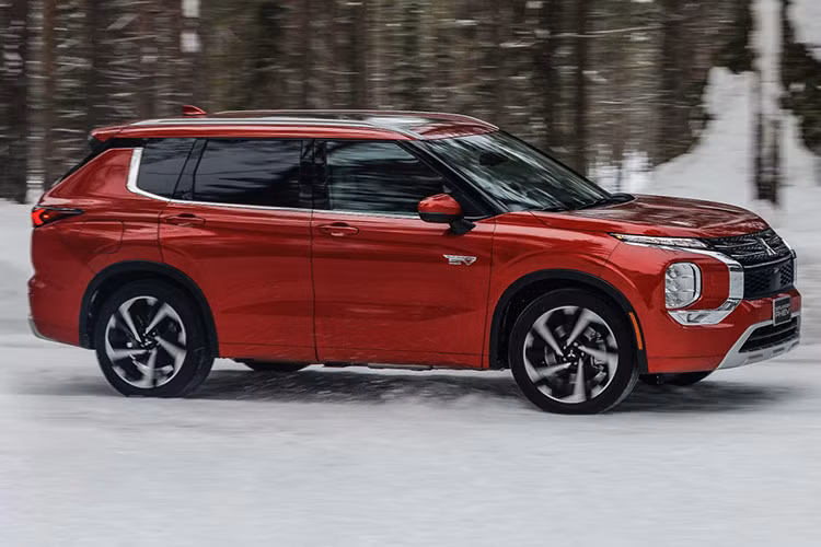 Để phân biệt với người tiền nhiệm, Mitsubishi Outlander 2025 sở hữu họa tiết mới tại tản nhiệt phía trên - khu vực nay có vẻ dùng nan chủ động đóng/mở để tối ưu khí động học hoặc tối ưu làm mát động cơ.